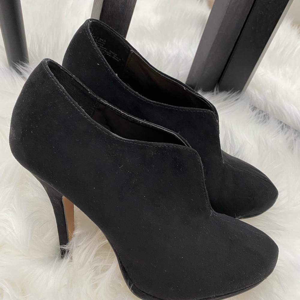 Black pumps
